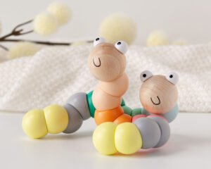 Lavinamasis medinis žaislas „Kirmėliukas“