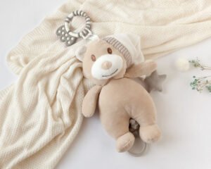 Pakabinamas minkštas muzikinis žaislas su lopšine „Meškutis“